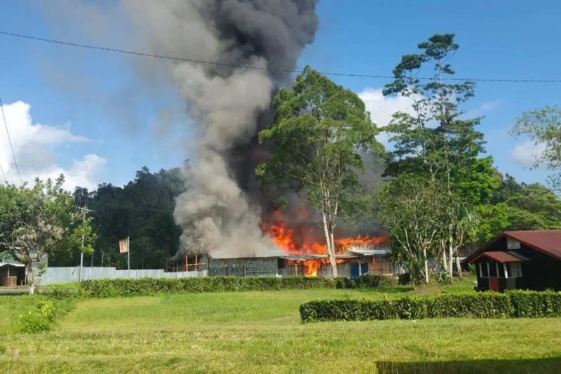 Diterjang Panah & Molotov, 6 Prajurit TNI Selamatkan Guru di Elelim Papua