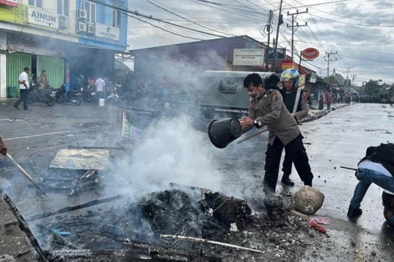 Aksi Demo di Jayapura Ricuh Satu Mobil Polisi Terbakar