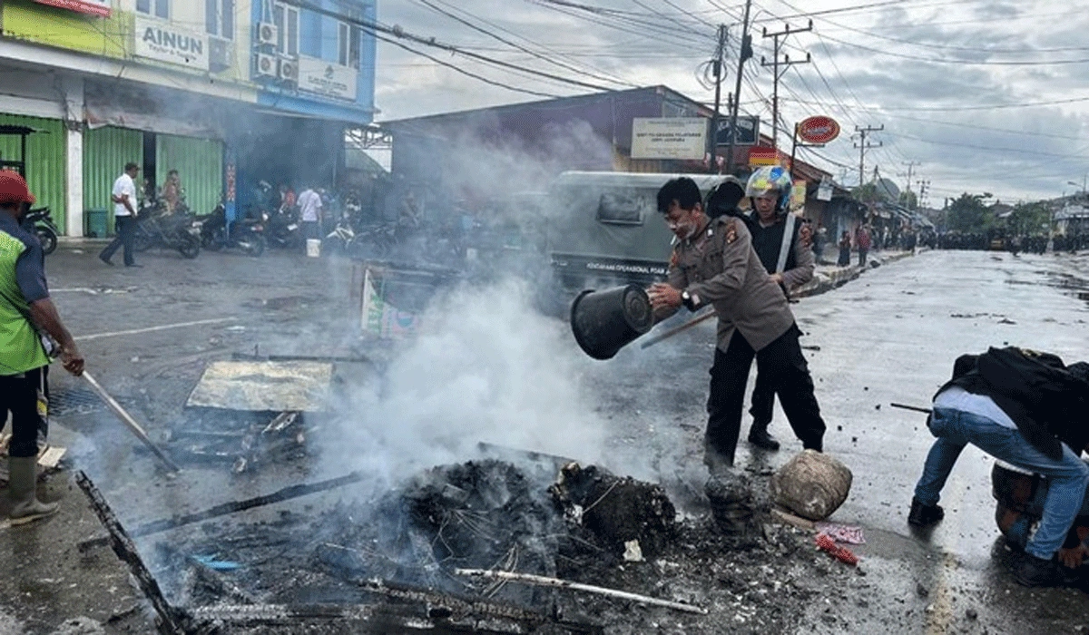 Aksi Demo di Jayapura Ricuh Satu Mobil Polisi Terbakar