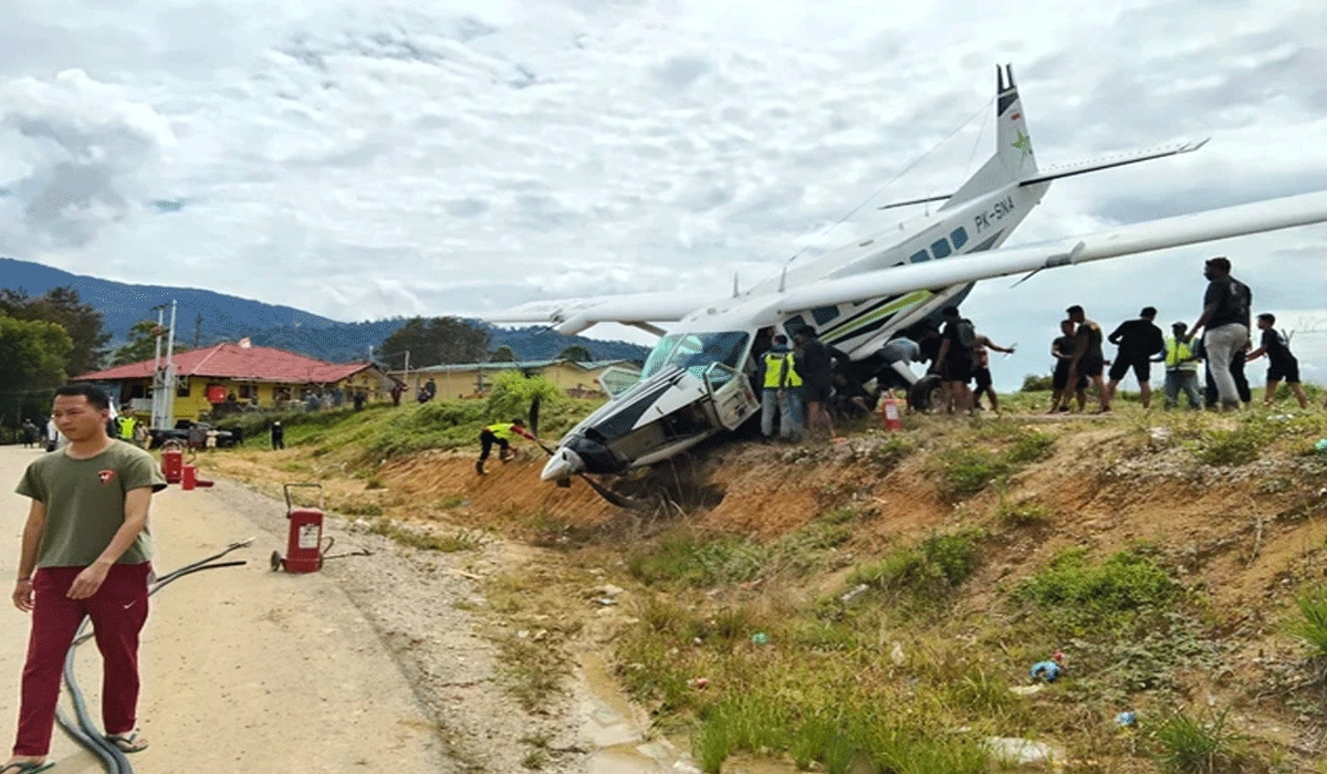 Pesawat-Smart-Air-Tergelincir-di-Bandara-Tiom,-Papua-Pegunungan