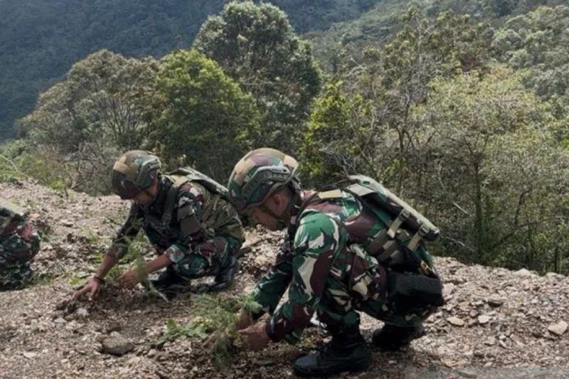 Satgas Yonif 521/DY Tanam Pohon di Mamberamo Tengah