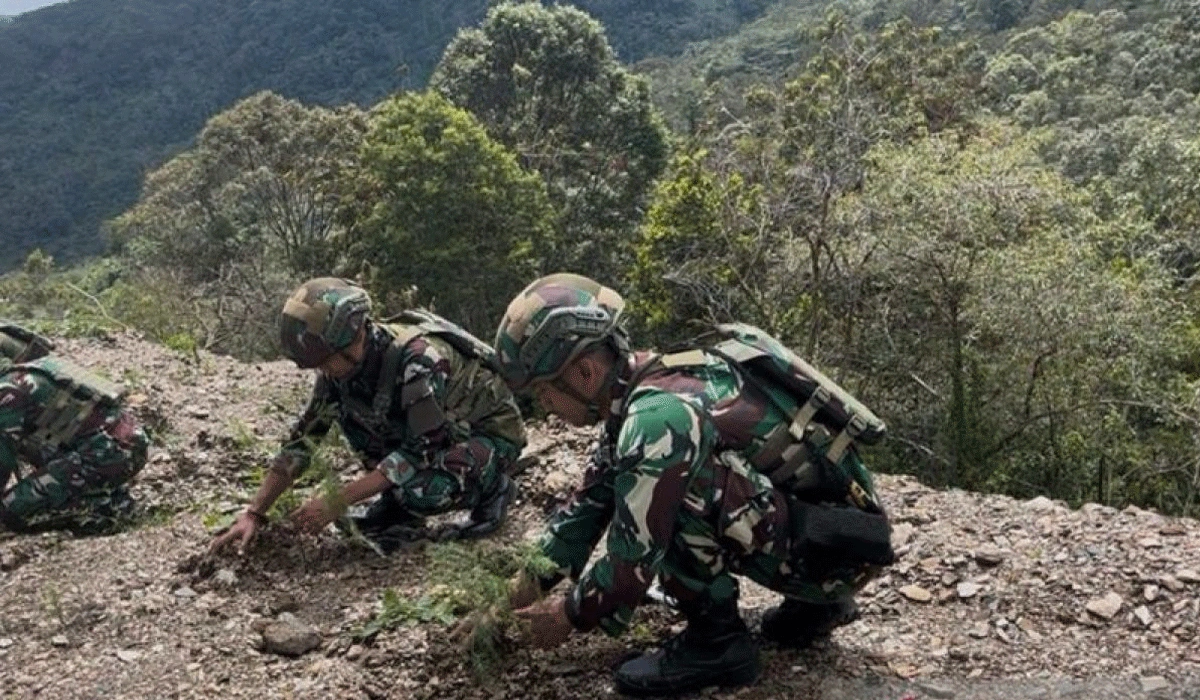 Satgas-Yonif-521DY-Tanam-Pohon-di-Mamberamo-Tengah