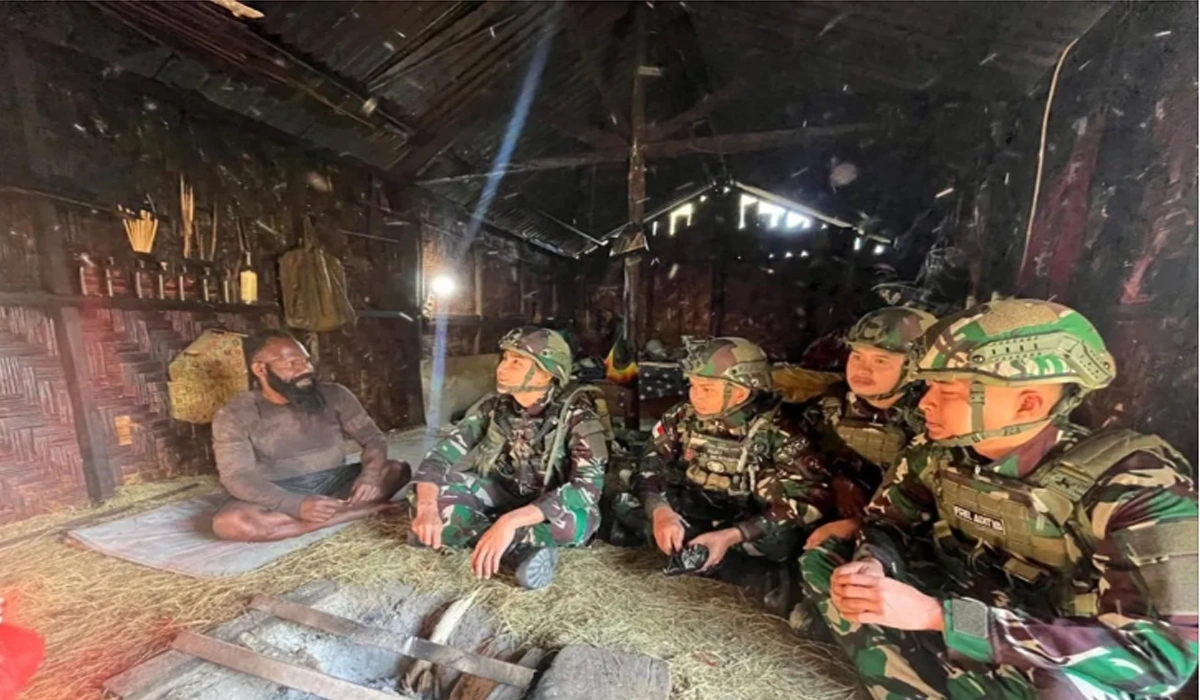 TNI-Satgas-Yonif-521-Jalin-Kehangatan-Dengan-Warga-Bolakme,-Jayawijaya