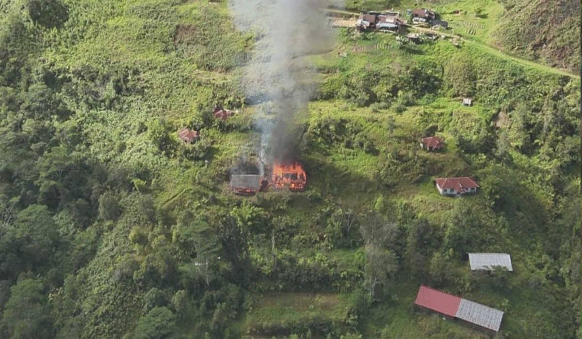 TNI-dan-Polri-Amankan-Kampung-Mangoldolki-Dari-Ancaman-KKB