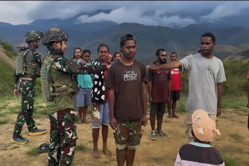 TNI Rayakan HUT ke-80 Dengan Bakti Sosial di Yalimo, Bentuk Kepedulian Nyata Untuk Masyarakat