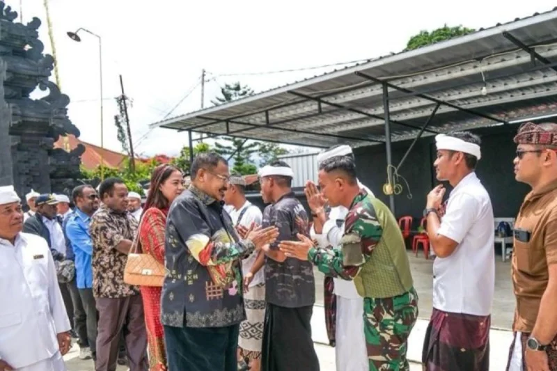 Gubernur Papua Pegunungan Rayakan Galungan Bersama Umat Hindu