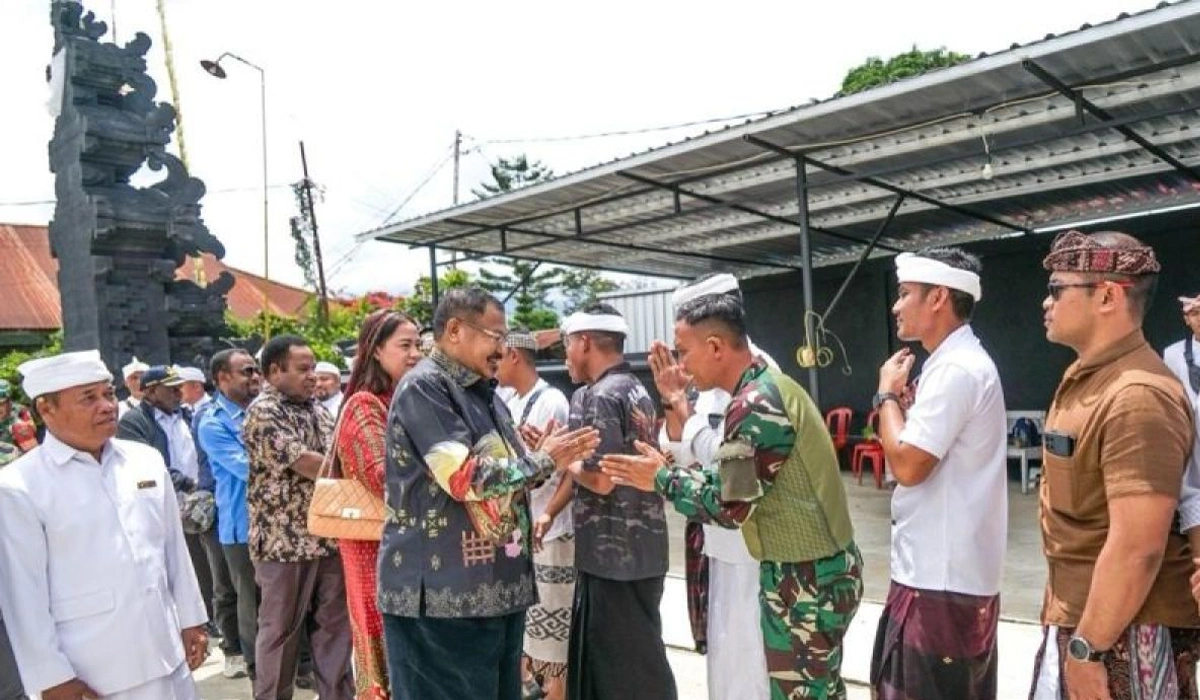 Gubernur-Papua-Pegunungan-Rayakan-Galungan-Bersama-Umat-Hindu