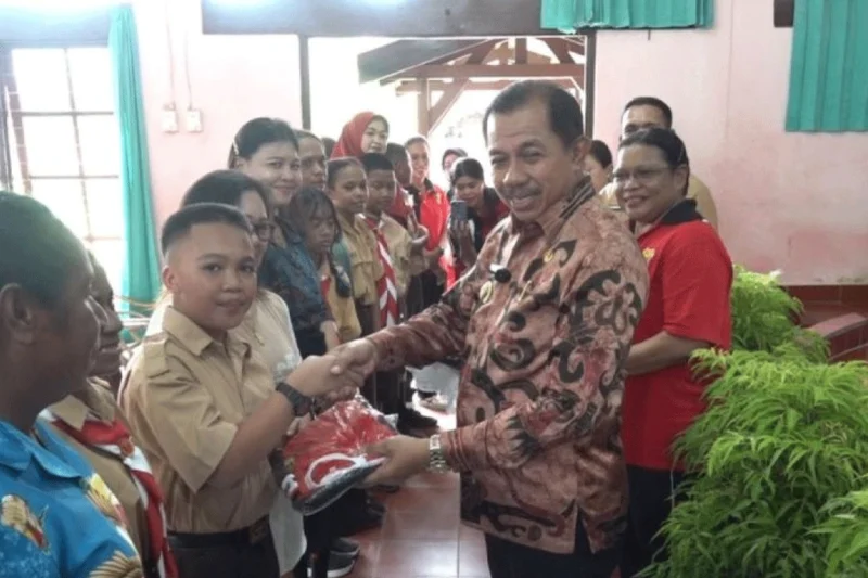 Pemkot Jayapura Serahkan Bantuan Seragam Sekolah Untuk 8.500 Siswa