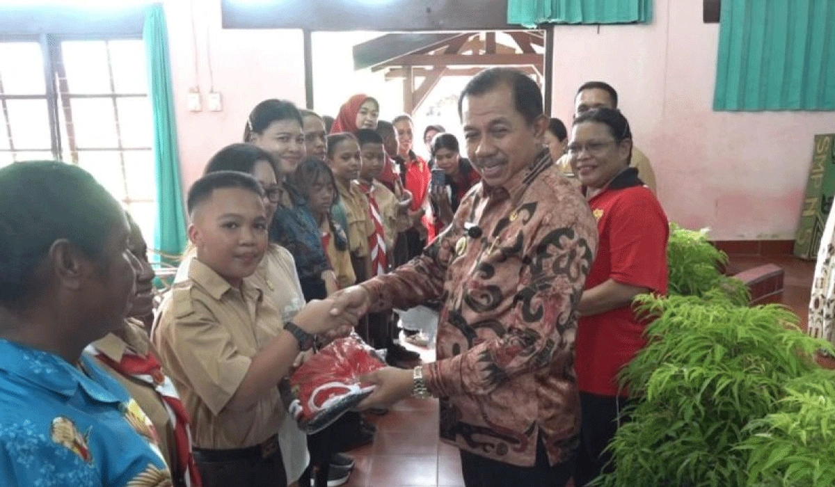 Pemkot-Jayapura-Serahkan-Bantuan-Seragam-Sekolah-Untuk-8.500-Siswa