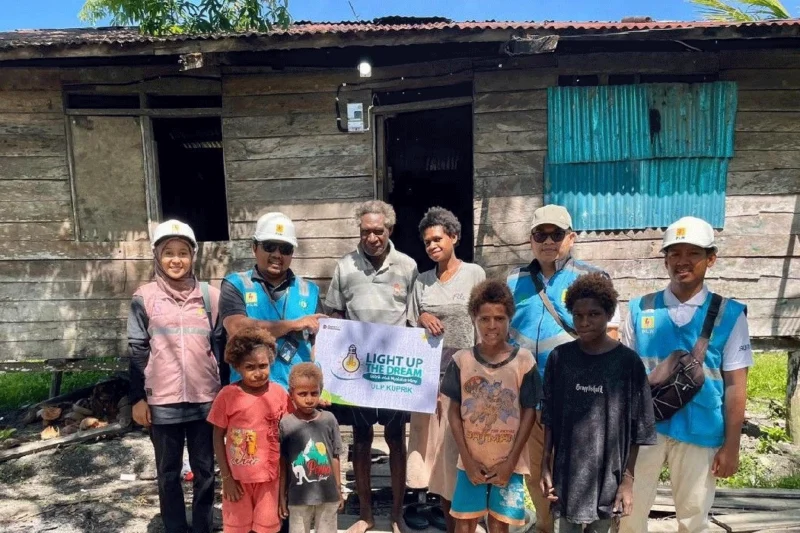 PLN Hadirkan Kado Natal, Listrik Gratis Untuk 27 Keluarga di Papua