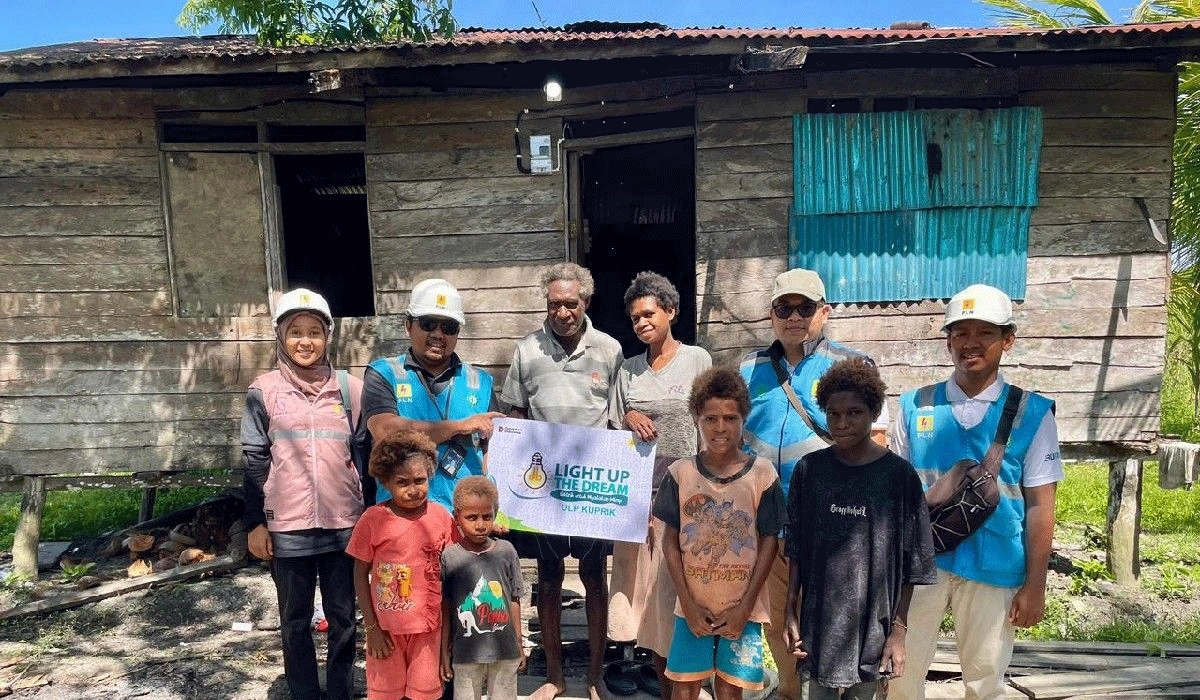 PLN Hadirkan Kado Natal, Listrik Gratis Untuk 27 Keluarga di Papua